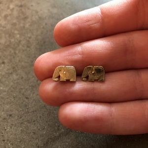 💕 Francesca’s Gold Elephant Stud Earrings